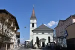 Stadtpfarrkirche Wörgl, Westansicht mit Alter und Neuer Post