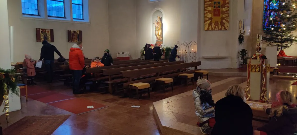 man nähert sich dem Geheimnis von Weihnachten