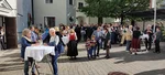 Kirchhof der Stadtpfarrkirche mit Agape beim Erntedank