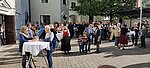 Kirchhof der Stadtpfarrkirche mit Agape beim Erntedank