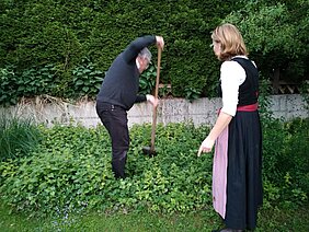 Pfarrer Christian mit der Schaufel bei der Arbeit