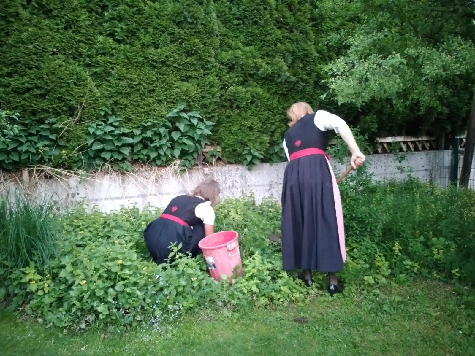 Bäuerrinnen beim Arbeiten