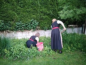 Bäuerrinnen beim Arbeiten