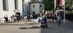 Kirchhof der Stadtpfarrkirche mit Agape beim Erntedank