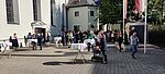 Kirchhof der Stadtpfarrkirche mit Agape beim Erntedank