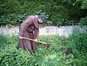 Pater Charles mit der Schaufel bei der Arbeit