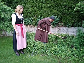 Pater Charles und Ortsbäuerin Lisbeth Werlberger