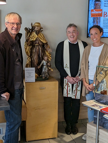 Betriebsseelsorger Heiner Sternemann, Pfarrprovisor Christian Hauser, Firmenchefin Julia Mitterer