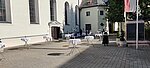Kirchhof der Stadtpfarrkirche mit gedeckten Agapetischen