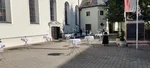 Kirchhof der Stadtpfarrkirche mit gedeckten Agapetischen