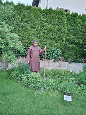 Pater Charles mit Schaufel