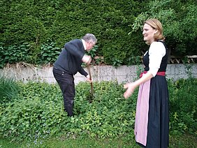 Pfarrer Christian mit der Schaufel bei der Arbeit