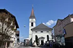 Stadtpfarrkirche Wörgl, Westansicht mit Alter und Neuer Post