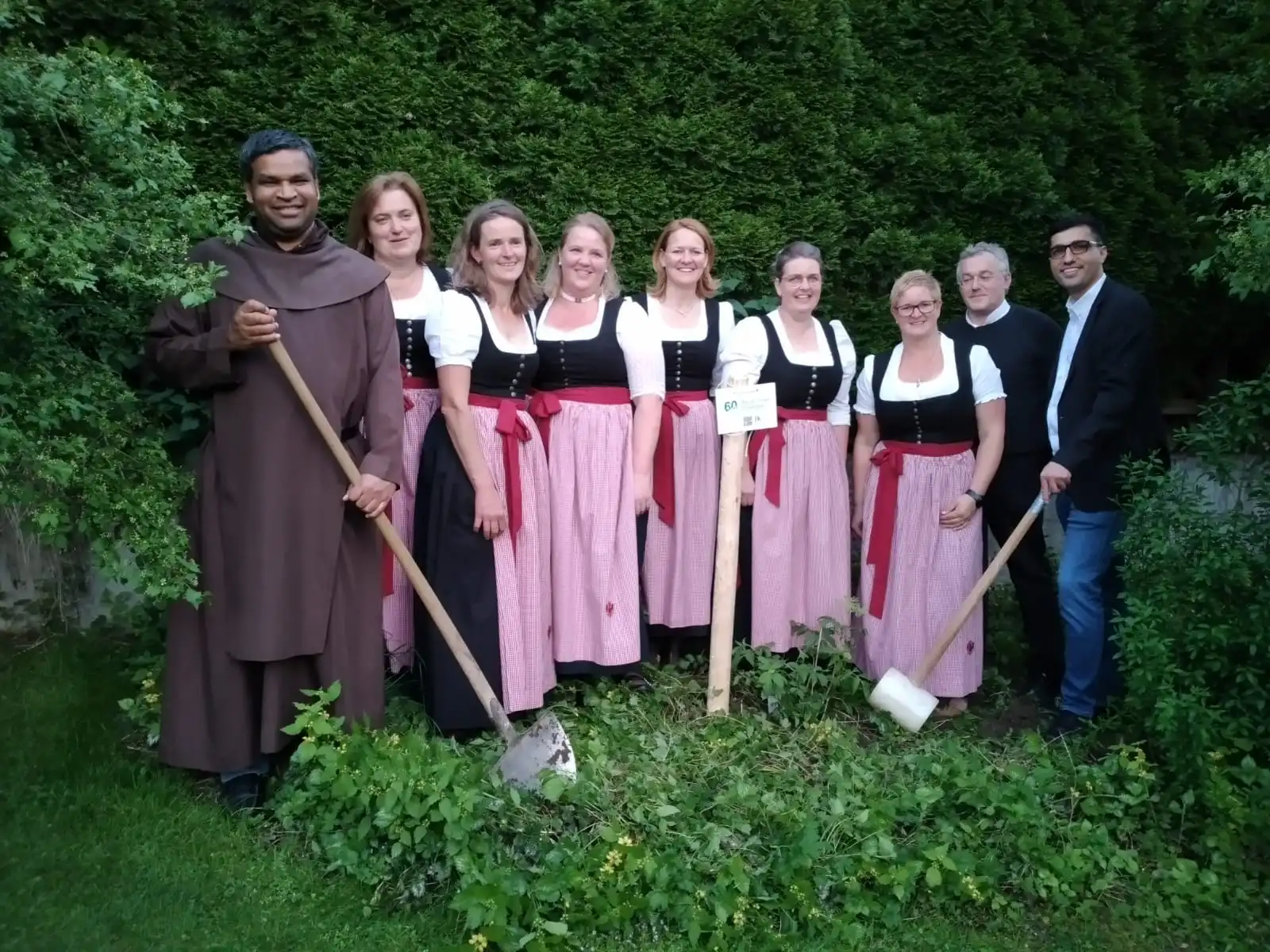 Baumpflanzteam der Bäuerinnen mit Pfarrer Christian, Pater Charles und Vizebürgermeister Kayahan Kaya